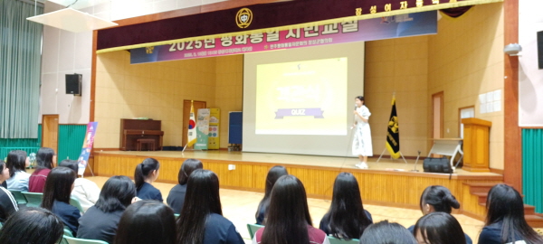 통일 강연 중인 강사 