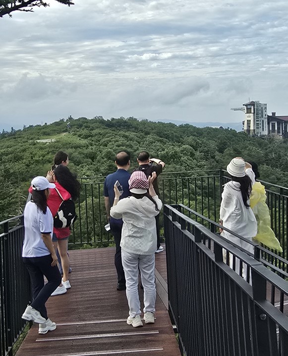 발왕산 정상을 오르며 기념촬영을 하고 있다.