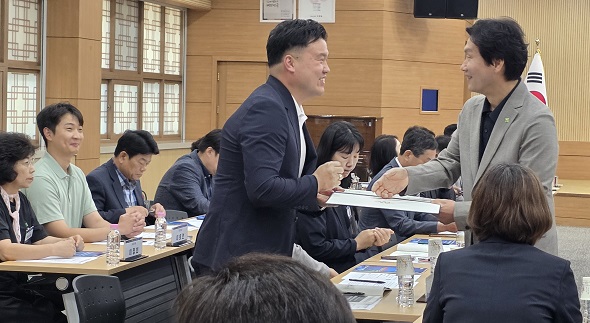 위촉장 전수(대행기관장 조현일 경산시장) 위촉장 전수(대행기관장 조현일 경산시장)