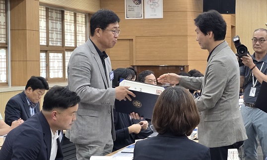 위촉장 전수(대행기관장 조현일 경산시장) 위촉장 전수(대행기관장 조현일 경산시장)