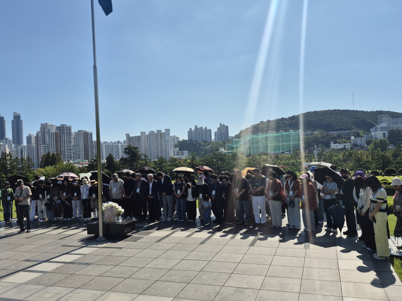 헌화 및 참배 헌화 및 참배